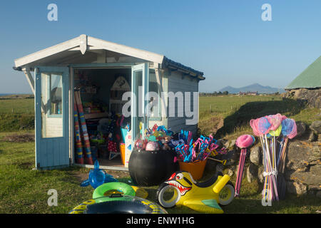 Porth Towyn Schuppen Shack Shop Ehrlichkeit Shop Strand Spielzeug waren verkaufen schwimmt Hüpfburgen Llyn Halbinsel Lleyn Halbinsel Gwynedd Nort Stockfoto