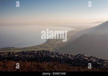 Stone Burgwall am Gipfel der Eisenzeit Burgberg von Tre'r Ceiri die Stadt der Riesen auf Yr eIFL.net in der Nähe von Llithfaen Gwynedd North Wales UK Stockfoto