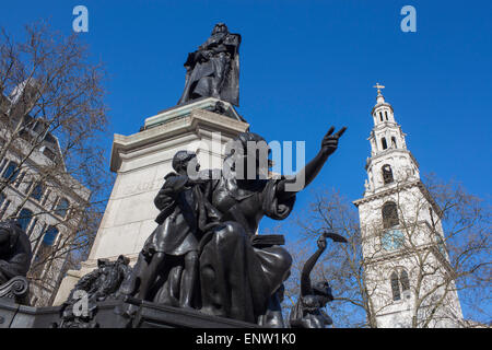 St Clement Danes Kirche Turm Kirchturm und Abbildung von Ensemble von Statuen, die Umgebung, die von Gladstone London England UK Stockfoto