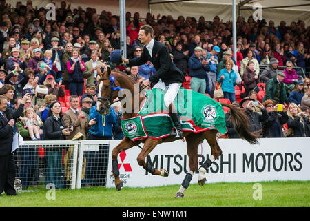 Badminton, Gloucestershire, UK. 10. Mai 2015. William Fox-Pitt auf Chili Morgen Gewinner der 2015 Badminton Horse Trials Credit: David Betteridge/Alamy Live-Nachrichten Stockfoto