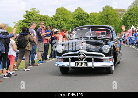 Ford Custom Sedan (1950) amerikanisches Automobil. Chestnut Sunday, 10. Mai 2015. Bushy Park, Hampton Court, London Borough of Richmond, England, Großbritannien, Großbritannien, Europa. Vintage- und Oldtimer-Parade und Ausstellungen mit Messegelände und militärischen Nachstellungen. Kredit: Ian Bottle / Alamy Live News Stockfoto