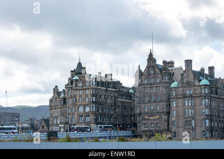 Ein Blick auf das Carlton Hotel und der alte Schotte Gebäude an der Spitze der Nordbrücke - Edinburgh, Schottland Stockfoto