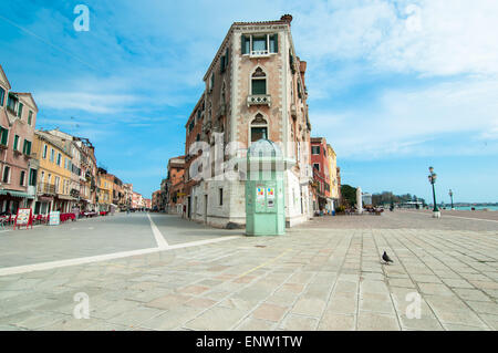 Appartmentgebäude Trennung Via Giuseppe Garibaldi und der Riva dei Sette Martiri in Venedig, Italien Stockfoto