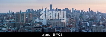 USA, NEW YORK CITY - 28. April 2012. New York City Manhattan Skyline Luftbild mit Straße und Wolkenkratzern Stockfoto