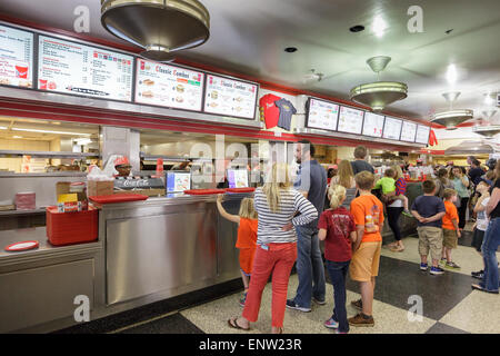 Großes Mittagessen Zeilen The Varsity, ehrwürdigen Hamburger Platz, Atlanta, Georgia, USA. Stockfoto