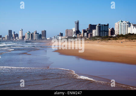 DURBAN, Südafrika - 4. Dezember 2014: ausgehende Flut gegen die Skyline der Stadt am North Beach in Durban, Südafrika Stockfoto