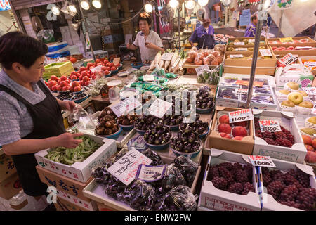 Imbissstände in Omicho Markt, Kanazawa Stockfoto