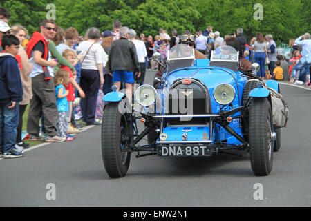 Bugatti Typ 35 (blaugrüne Nachbildung, 1979), Kastaniensonntag, 10. Mai 2015. Bushy Park, Hampton Court, London Borough of Richmond, England, Großbritannien, Großbritannien, Europa. Vintage- und Oldtimer-Parade und Ausstellungen mit Messegelände und militärischen Nachstellungen. Kredit: Ian Bottle / Alamy Live News Stockfoto