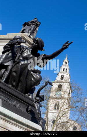 St Clement Danes Kirche Turm Kirchturm und einer der Figuren Teil des Ensembles um Statue von William Ewart Gladstone die Strang Lo Stockfoto