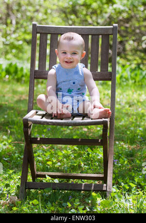 Niedliche Baby Boy außerhalb Stockfoto