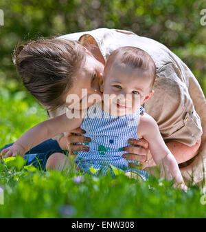 Mutter und Kind im Freien. Mutterschaft-Konzept Stockfoto