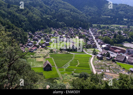 Overal Blick auf Shirakawa-Gō und Gokayama ein traditionelles Dorf mit Baustil bekannt als Gasshō-Zukuri. Stockfoto