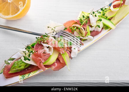 Rasiert, grünen Spargel, Schinken und Parmesan Salat mit Zitronensaft und frischem Thymian. Stockfoto