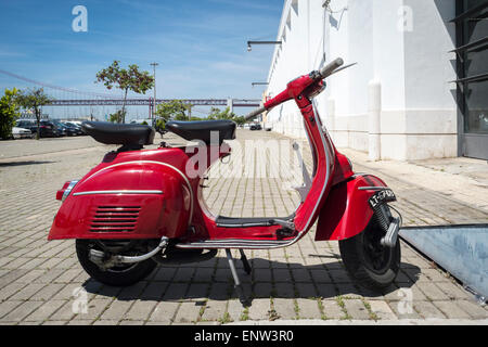 Rote Vespa Moped abgestellt in Lissabon Portugal Stockfoto