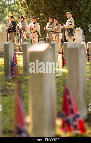 Civil War Reenactor in Periode Kostüm während eines Gottesdienstes auf dem Elmwood Cemetery Confederate Memorial Day 2. Mai 2015 in Columbia markieren, SC. Confederate Memorial Day ist eine offizielle staatliche Feiertag in South Carolina und ehrt jene, die während des Bürgerkrieges diente. Stockfoto