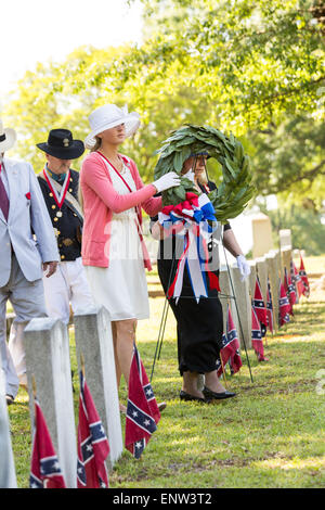 Mitglieder der Vereinigte Töchter der Konföderation einen Kranz während eines Gottesdienstes auf dem Elmwood Cemetery Confederate Memorial Day 2. Mai 2015 in Columbia markieren, SC. Confederate Memorial Day ist eine offizielle staatliche Feiertag in South Carolina und ehrt jene, die während des Bürgerkrieges diente. Stockfoto