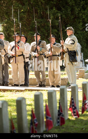 Civil War Reenactor in Periode Kostüm während eines Gottesdienstes auf dem Elmwood Cemetery Confederate Memorial Day 2. Mai 2015 in Columbia markieren, SC. Confederate Memorial Day ist eine offizielle staatliche Feiertag in South Carolina und ehrt jene, die während des Bürgerkrieges diente. Stockfoto