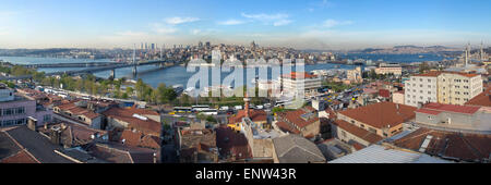 Panorama des Goldenen Horns an einem sonnigen Tag mit blauem Himmelshintergrund, Halic in Istanbul, Türkei, 2015 Stockfoto