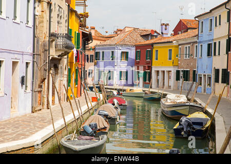 Blick auf bunten Häusern an einem Tag in der Nähe der Wasserkanal auf der Insel Burano in der Nähe von Venedig, Italien, 2015 Stockfoto