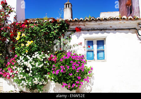 Fassade des portugiesischen Haus und blaue Fenster Stockfoto