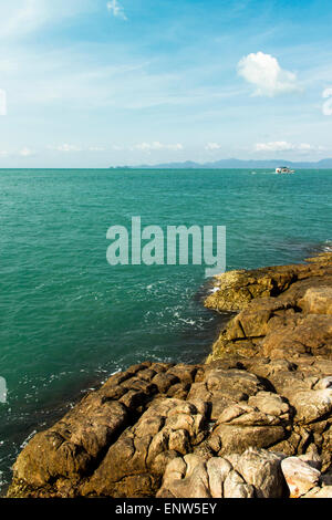 Blick von den Felsen der tropischen Küste. Koh Samui, Thailand Stockfoto