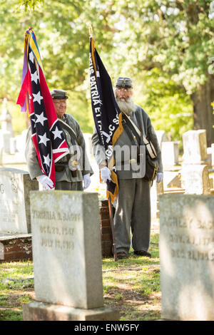 Civil War Reenactor in Periode Kostüm während eines Gottesdienstes auf dem Elmwood Cemetery Confederate Memorial Day 2. Mai 2015 in Columbia markieren, SC. Confederate Memorial Day ist eine offizielle staatliche Feiertag in South Carolina und ehrt jene, die während des Bürgerkrieges diente. Stockfoto