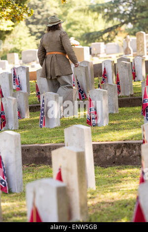 Civil War Reenactor in Periode Kostüm Spaziergang vorbei an Grabsteine während eines Gottesdienstes auf dem Elmwood Cemetery Confederate Memorial Day 2. Mai 2015 in Columbia markieren, SC. Confederate Memorial Day ist eine offizielle staatliche Feiertag in South Carolina und ehrt jene, die während des Bürgerkrieges diente. Stockfoto