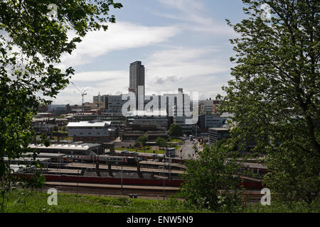 Blick auf die Skyline der Sheffield Stadtzentrum, Bahnhof und die City-Lofts. Stockfoto