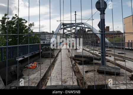 Ersatz der Straßenbahngleise im Stadtzentrum von Sheffield, England, Vereinigtes Königreich, Instandhaltung des öffentlichen Schienennetzes Stockfoto