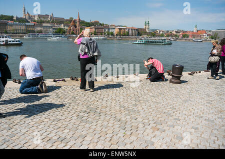 Personen, die Fotos von den Schuhen auf die Danube-Gedenkstätte für die Juden in Budapest während des 2. Weltkrieges ermordet Stockfoto