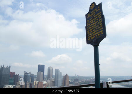 Pittsburgh, PA, USA - 5. Mai 2015: Coal Hill, Ort der ersten Kohle-Bergbau in Pittsburgh, PA mit Blick auf Skyline unten. Stockfoto