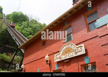 Pittsburgh, PA, USA - 5. Mai 2015: Historische Monongahela Incline vom Flussufer zu Mt. Washington Bereich von Pittsburgh. Stockfoto