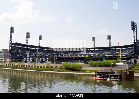 Pittsburgh, PA, USA - 5. Mai 2015: PNC Park, Heimat der Pittsburgh Pirates, entlang des Allegheny River. Stockfoto