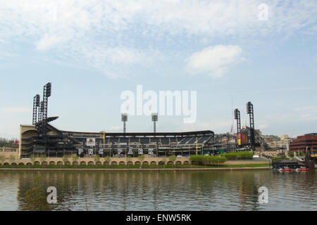 Pittsburgh, PA, USA - 5. Mai 2015: PNC Park, Heimat der Pittsburgh Pirates, entlang des Allegheny River. Stockfoto