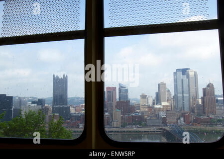 Pittsburgh, PA, USA - 5. Mai 2015: Skyline von Pittsburgh, die von innen die Fahrt auf den Mt. Washington in der Monongahela In Stockfoto