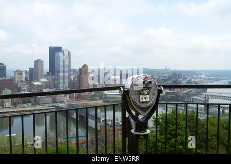 Pittsburgh, PA, USA - 5. Mai 2015: Sucher am Mt. Washington mit herrlichem Blick auf Pittsburgh Skyline allein Monongahela riv Stockfoto