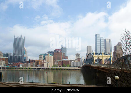 Pittsburgh, PA, USA - 5. Mai 2015: Skyline von Pittsburgh mit der Smithfield Street Bridge über den Monongahela Fluss. Stockfoto