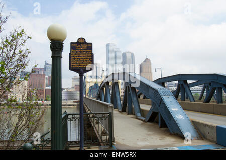 Pittsburgh, PA, USA - 5. Mai 2015: Smithfield Street Brücke mit Marker Erinnerung an Designer John A. Roebling mit Pittsburgh Stockfoto