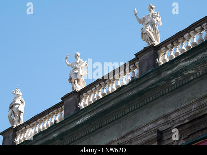 Piazza Dante, Neapel, charakteristische Balkon mit Marmorskulpturen Stockfoto