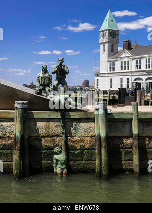 Amerikanische Handelsmarine Memorial mit City Pier A im Hintergrund, NYC Stockfoto