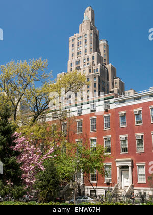 Washington Square North im Frühling mit einer Fifth Avenue im Hintergrund, Greenwich Village, NYC, USA Stockfoto