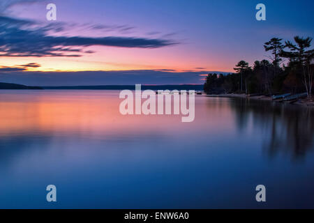 Lake Superior Sonnenaufgang. Sunrise Reflexionen an den Ufern des einen ruhigen Lake Superior. Stockfoto