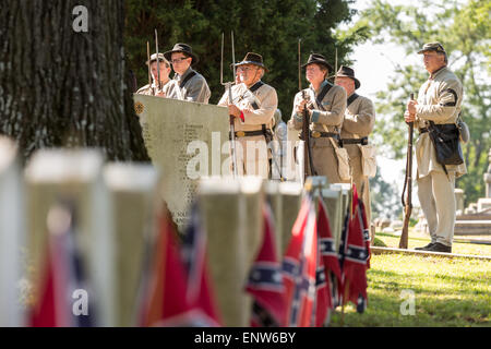 Civil War Reenactor in Periode Kostüm während eines Gottesdienstes auf dem Elmwood Cemetery Confederate Memorial Day 2. Mai 2015 in Columbia markieren, SC. Confederate Memorial Day ist eine offizielle staatliche Feiertag in South Carolina und ehrt jene, die während des Bürgerkrieges diente. Stockfoto