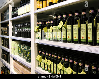 Importierte Olivenöl Display, Eataly italienischen Markt, NYC Stockfoto