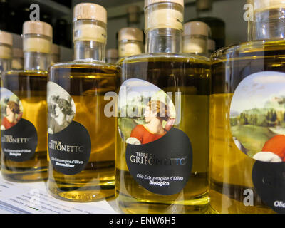 Importierte Olivenöl Display, Eataly italienischen Markt, NYC Stockfoto