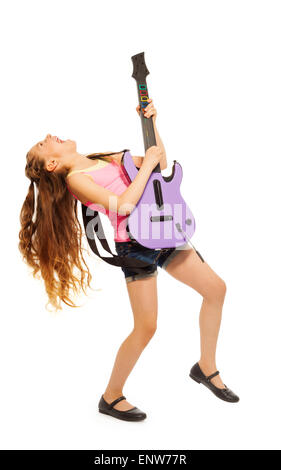 Mädchen-Felsen während des Spielens auf Elektro-Gitarre Stockfoto