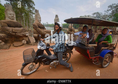 Reisen mit dem Tuk Tuk in Angkor Wat in Siem Reap, Kambodscha Stockfoto