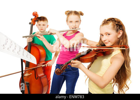 Zwei Mädchen und Jungen spielen auf Musikinstrumenten Stockfoto