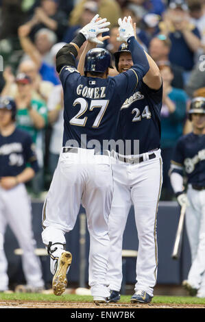 Milwaukee, WI, USA. 11. Mai 2015. Milwaukee Brewers erster Basisspieler Adam Lind #24 gratuliert Milwaukee Brewers Center Fielder Carlos Gomez #27 auf seine zwei laufen Homer in der Major League Baseball Spiel zwischen den Milwaukee Brewers und die Chicago White Sox im Miller Park in Milwaukee, Wisconsin. John Fisher/CSM/Alamy Live-Nachrichten Stockfoto