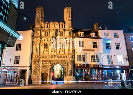 Das alte Eingangstor in die Kathedrale von Canterbury in Kent, eines der ältesten christlichen Bauwerke in England Stockfoto